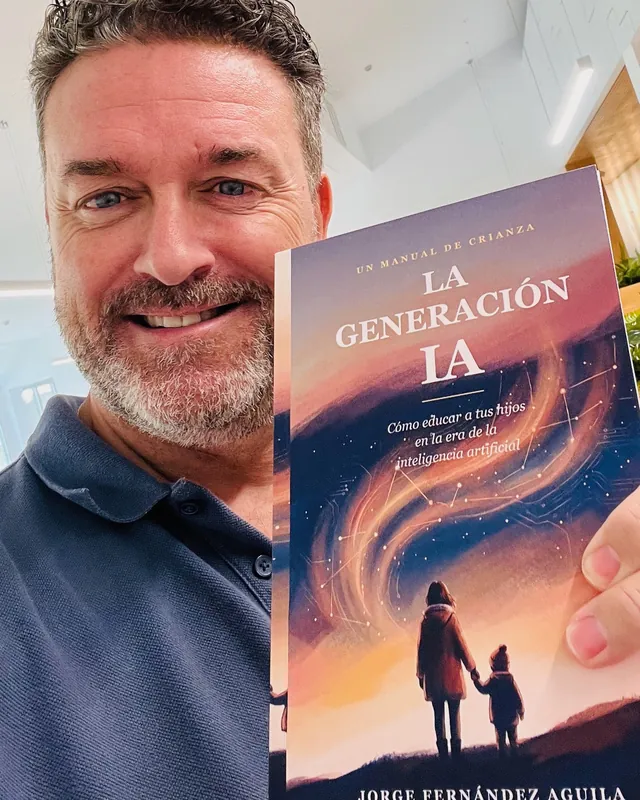 Jorge Fernández Aguila con su libro La Generación IA
